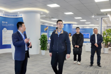 濱江區管委會(huì )副主任、副區長(cháng)佘堅一行來(lái)遠望信息考察指導工作